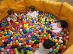 児童館のボールプールで遊ぶ